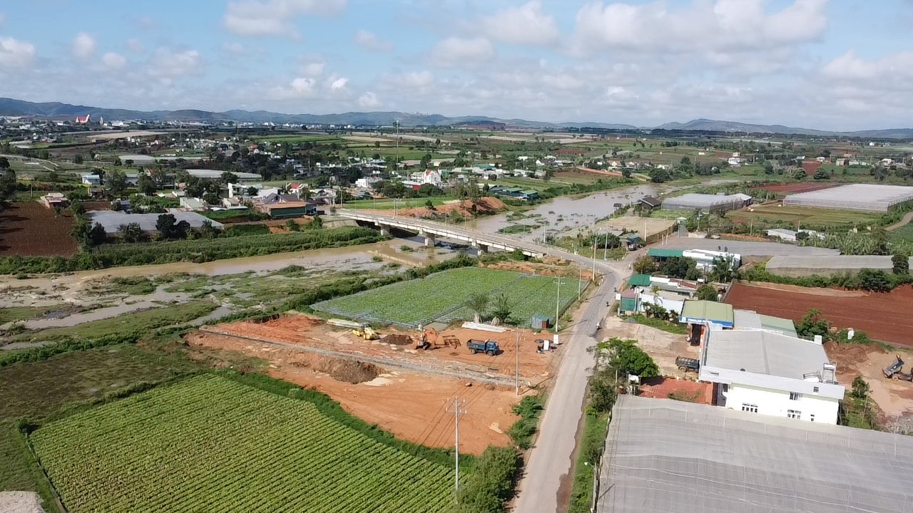 dat-lam-dong-gan-ho-nuoc