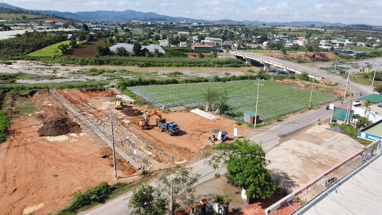 dat-lam-dong-gan-song