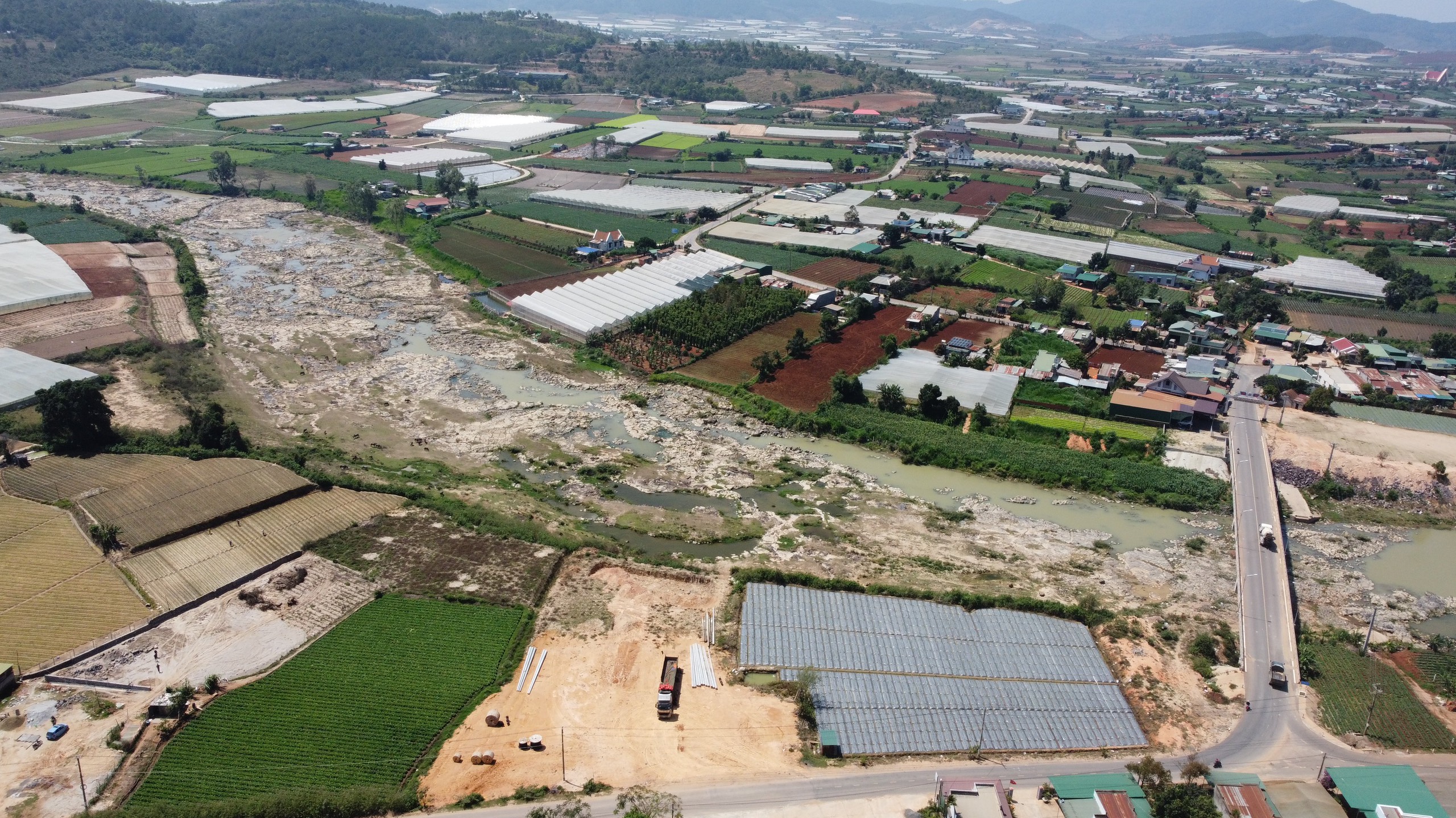 mua-dat-gan-ho-da-nhim