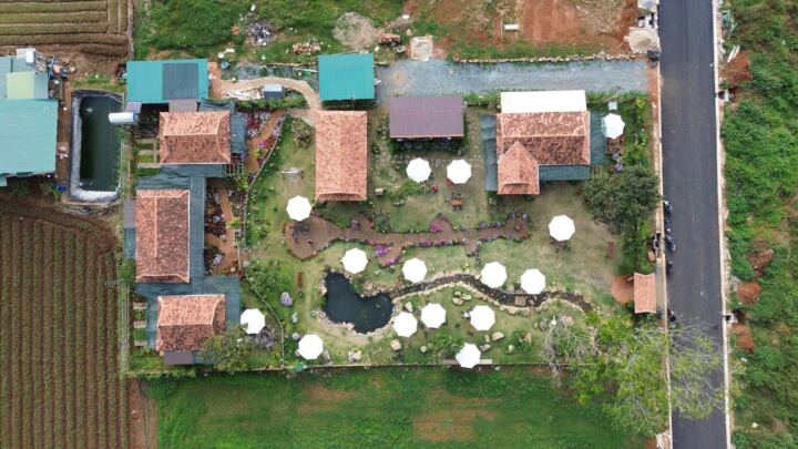 Mái ngói, hồ nước và lối đi trong vườn cà phê