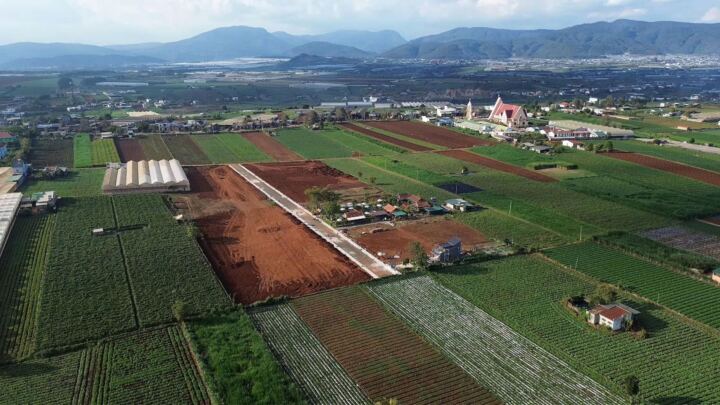 Dãy núi phía xa và cánh đồng Tu Tra